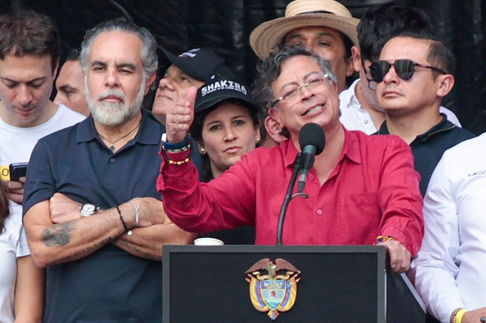 Fotografía de archivo del 1 de mayo de 2026 que muestra al presidente de Colombia, Gustavo Petro (c), pronunciando un discurso en Medellín (Colombia). Foto La Hora: EFE