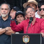 Fotografía de archivo del 1 de mayo de 2026 que muestra al presidente de Colombia, Gustavo Petro (c), pronunciando un discurso en Medellín (Colombia). Foto La Hora: EFE