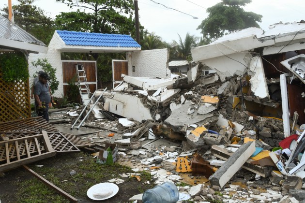 Una persona camina entre escombros de viviendas destruidas debido a la tormenta tropical Cristina este mi&eacute;rcoles, en el puerto de Iztapa. Foto La Hora: EFE