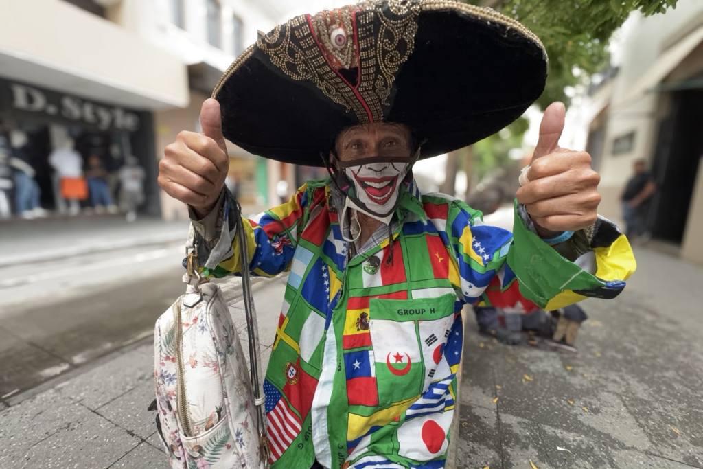 Don Rufino, de 81 años, contó que es fiel seguidor de México y para la ocasión vistió un traje con las banderas de los equipos participantes del Mundial. Foto La Hora: José Orozco