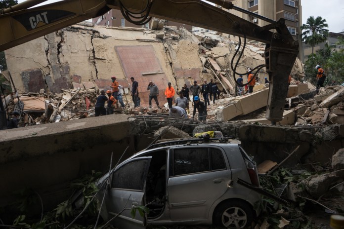 Voluntarios realizan labores de remoción de escombros y rescate este jueves, en el municipio Chacao en Caracas por los terremotos de Venezuela. Foto La Hora: EFE