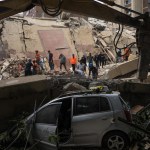 Voluntarios realizan labores de remoción de escombros y rescate este jueves, en el municipio Chacao en Caracas por los terremotos de Venezuela. Foto La Hora: EFE