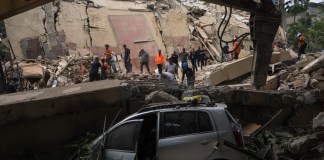 Voluntarios realizan labores de remoción de escombros y rescate este jueves, en el municipio Chacao en Caracas por los terremotos de Venezuela. Foto La Hora: EFE