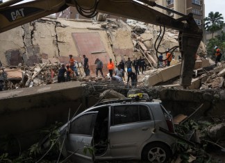 Voluntarios realizan labores de remoción de escombros y rescate este jueves, en el municipio Chacao en Caracas por los terremotos de Venezuela. Foto La Hora: EFE