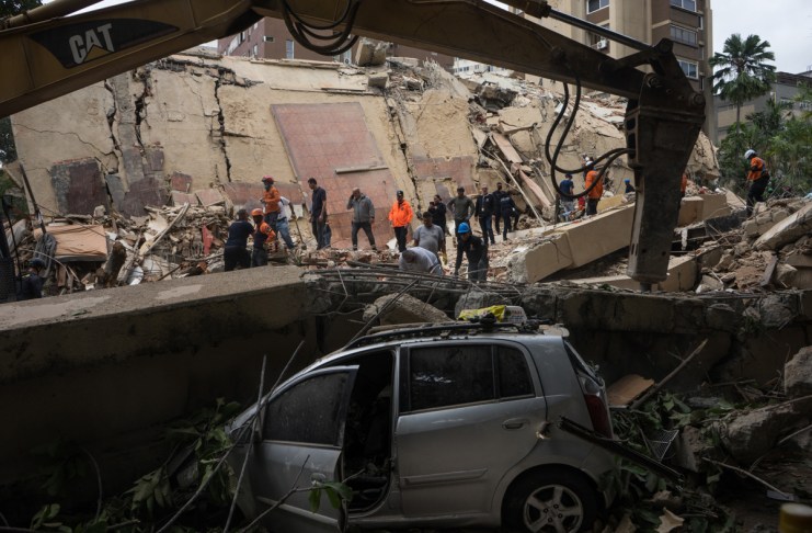 Voluntarios realizan labores de remoción de escombros y rescate este jueves, en el municipio Chacao en Caracas por los terremotos de Venezuela. Foto La Hora: EFE