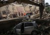 Voluntarios realizan labores de remoción de escombros y rescate este jueves, en el municipio Chacao en Caracas por los terremotos de Venezuela. Foto La Hora: EFE