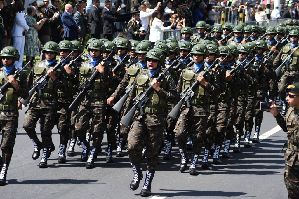 Las unidades militares del Ejército de Guatemala hacen su paso con disciplina, honor y marcialidad por la Avenida Reforma. Foto La Hora: José Orozco