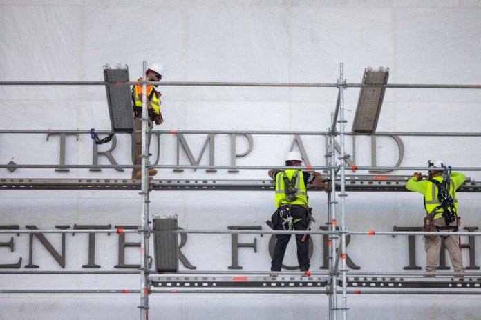 El Centro Kennedy quita el nombre de Trump de la fachada de su edificio en Washington El Centro Kennedy quita el nombre de Trump de la fachada de su edificio en Washington. Foto La Hora: EFE