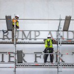 El Centro Kennedy quita el nombre de Trump de la fachada de su edificio en Washington. Foto La Hora: EFE