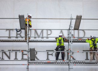 El Centro Kennedy quita el nombre de Trump de la fachada de su edificio en Washington. Foto La Hora: EFE