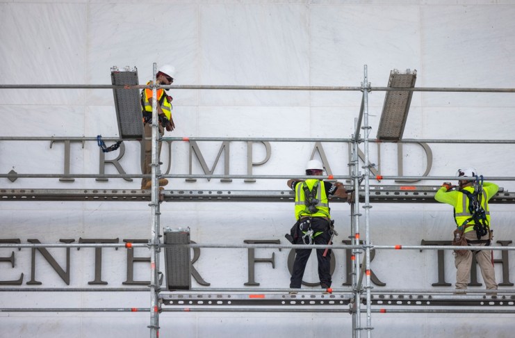 El Centro Kennedy quita el nombre de Trump de la fachada de su edificio en Washington. Foto La Hora: EFE