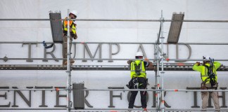 El Centro Kennedy quita el nombre de Trump de la fachada de su edificio en Washington El Centro Kennedy quita el nombre de Trump de la fachada de su edificio en Washington. Foto La Hora: EFE