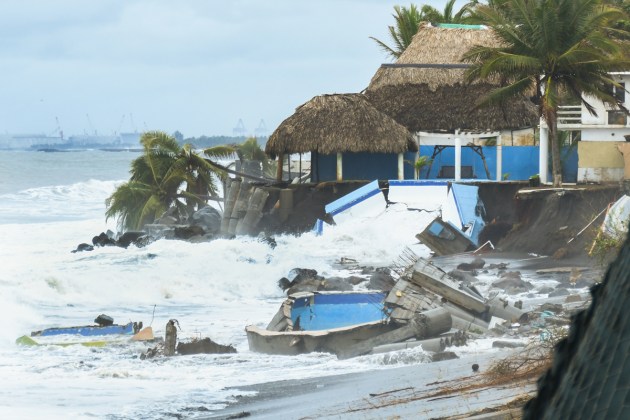 EFE: Cristina evidencia la crisis por avance del mar en pueblos costeros del sur de Guatemala