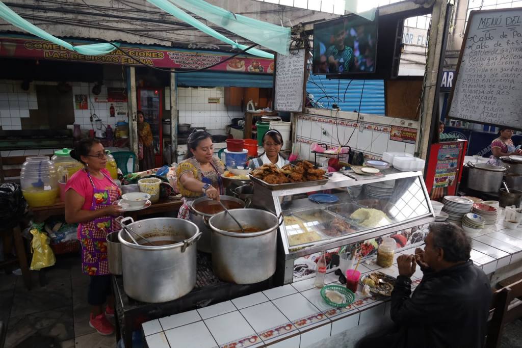 Comedores de mercados municipales, tiendas y otros comercios ya viven la fiesta del futbol por el Mundial. 