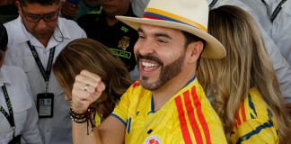 Abelardo De la Espriella, de la derecha colombiana, toma la ventaja para la presidencia con el 49.65% de votos El candidato a la presidencia de Colombia Abelardo de la Espriella reacciona en Barranquilla (Colombia). Foto La Hora: EFE