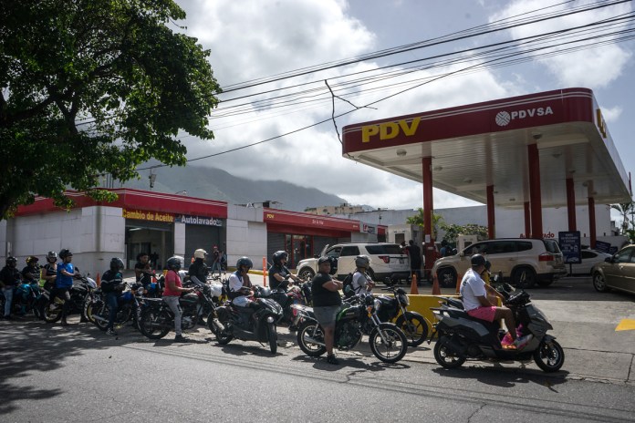 Personas esperan para  surtirse de gasolina tras los terremotos del miércoles que han dejado 920 muertos y 3,360 heridos, este viernes en Caracas, (Venezuela). Foto La Hora: EFE 
