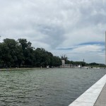 Vista general, este 18 de junio, del famoso estanque reflectante de la capital estadounidense, que ha vuelto a teñirse de verde por la repoblación de algas acuáticas, en Washington DC. Foto La Hora: EFE