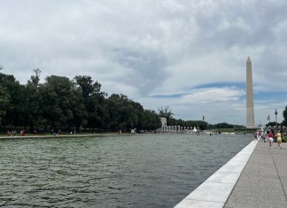 La Casa Blanca recurre a tratamientos químicos por nueva proliferación de algas en estanque reflectante de Washington Vista general, este 18 de junio, del famoso estanque reflectante de la capital estadounidense, que ha vuelto a teñirse de verde por la repoblación de algas acuáticas, en Washington DC. Foto La Hora: EFE