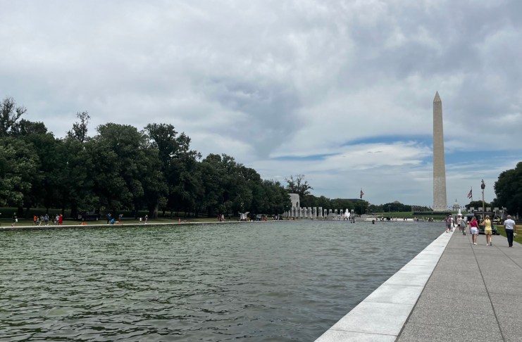 Vista general, este 18 de junio, del famoso estanque reflectante de la capital estadounidense, que ha vuelto a teñirse de verde por la repoblación de algas acuáticas, en Washington DC. Foto La Hora: EFE
