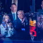 El presidente de Estados Unidos, Donald Trump (c), asiste al tercer juego de las finales de la NBA entre Knicks y Spurs este lunes, en el Madison Square Garden, en Nueva York. Foto La Hora: EFE