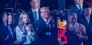 El presidente de Estados Unidos, Donald Trump (c), asiste al tercer juego de las finales de la NBA entre Knicks y Spurs este lunes, en el Madison Square Garden, en Nueva York. Foto La Hora: EFE