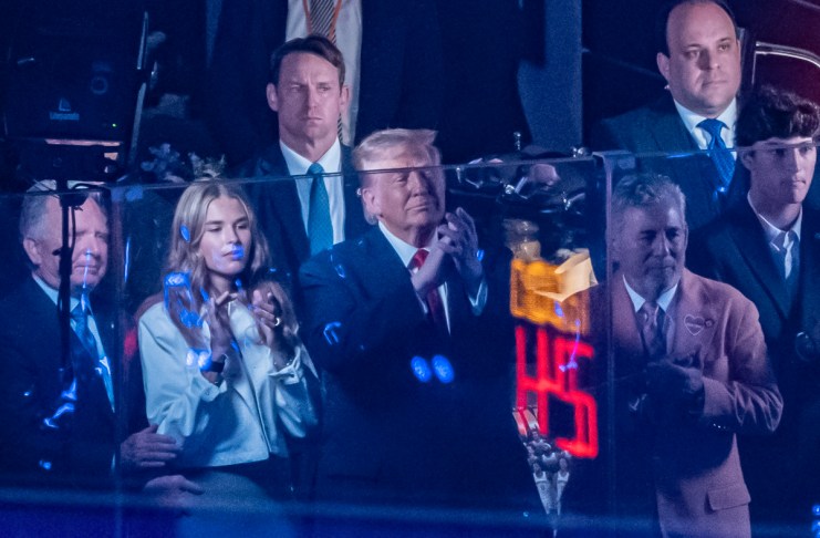 El presidente de Estados Unidos, Donald Trump (c), asiste al tercer juego de las finales de la NBA entre Knicks y Spurs este lunes, en el Madison Square Garden, en Nueva York. Foto La Hora: EFE