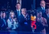 El presidente de Estados Unidos, Donald Trump (c), asiste al tercer juego de las finales de la NBA entre Knicks y Spurs este lunes, en el Madison Square Garden, en Nueva York. Foto La Hora: EFE