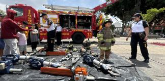 Bomberos Voluntario hacen exhibición de sus equipos de trabajo como parte de los actos conmemorativos por su 75 aniversario.