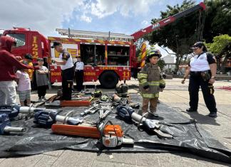 Bomberos Voluntario hacen exhibición de sus equipos de trabajo como parte de los actos conmemorativos por su 75 aniversario.