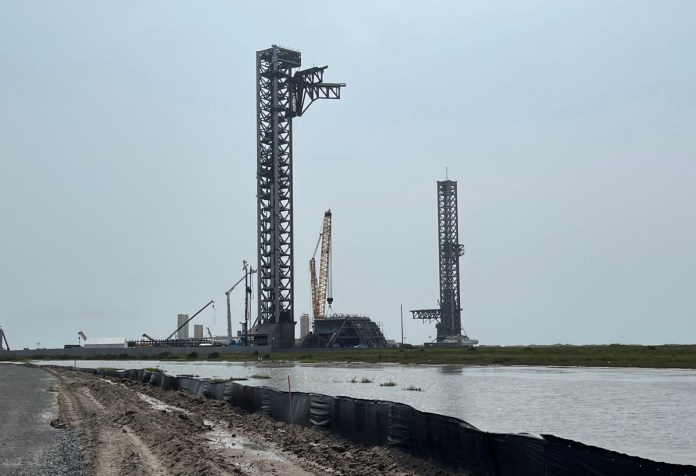 Muerte de un trabajador en SpaceX expone fallas de seguridad en la planta de Musk en Texas Fotografía de archivo del 30 de mayo de 2025 que muestra la plataforma de lanzamiento de cohetes de la empresa aeroespecial SpaceX en Starbase a las afueras de Brownsville, Texas (Estados Unidos). Foto La Hora: EFE