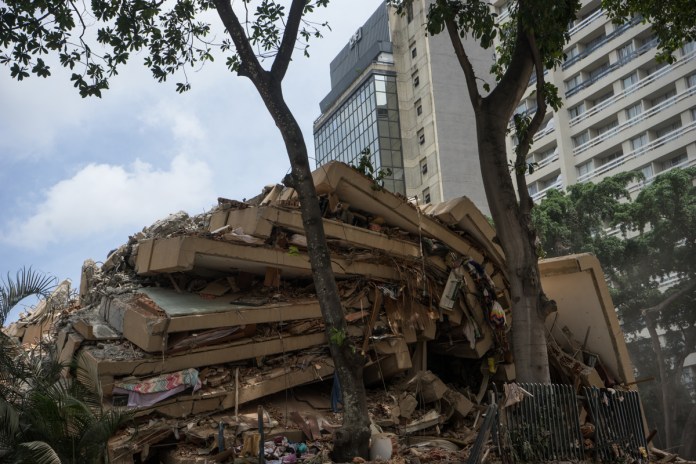 Fotografía que muestra un edificio derrumbado por terremotos este jueves, en el municipio Chacao en Caracas, Venezuela. Foto La Hora: EFE 