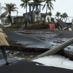 Una persona camina por una zona afectada debido a la tormenta tropical Cristina en el puerto de Iztapa. Foto La Hora: EFE