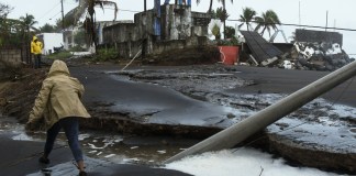 Una persona camina por una zona afectada debido a la tormenta tropical Cristina en el puerto de Iztapa. Foto La Hora: EFE