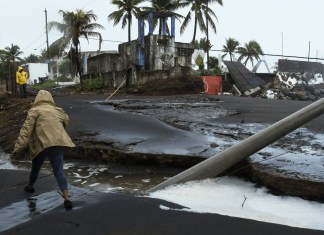 Una persona camina por una zona afectada debido a la tormenta tropical Cristina en el puerto de Iztapa. Foto La Hora: EFE