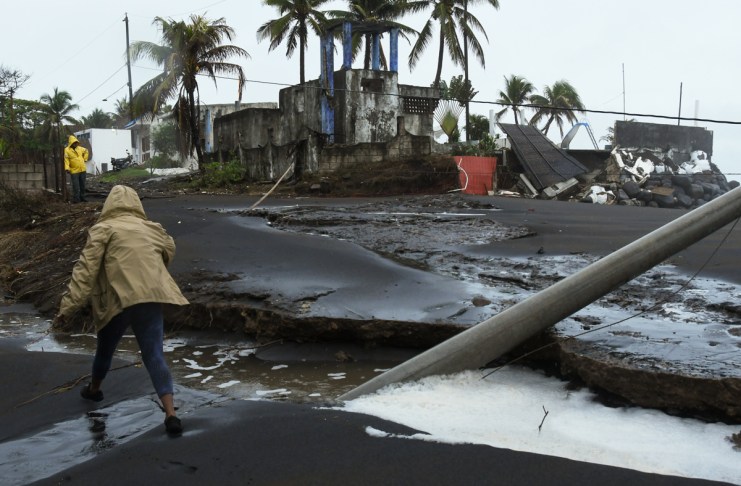 Una persona camina por una zona afectada debido a la tormenta tropical Cristina en el puerto de Iztapa. Foto La Hora: EFE
