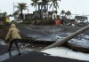 EFE: Cristina evidencia la crisis por avance del mar en pueblos costeros del sur de Guatemala Una persona camina por una zona afectada debido a la tormenta tropical Cristina en el puerto de Iztapa. Foto La Hora: EFE