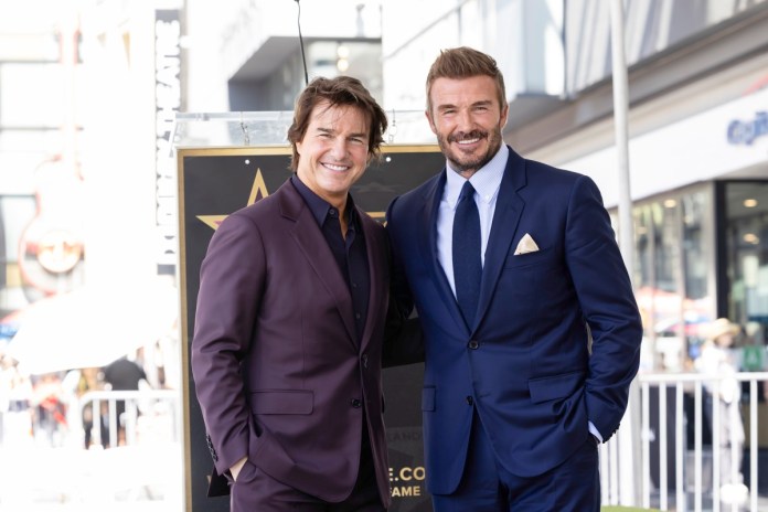 David Beckham receives star on Hollywood Walk of Fame Archivo del exjugador David Beckham (d), junto con el actor Tom Cruise (l). Foto La Hora: EFE