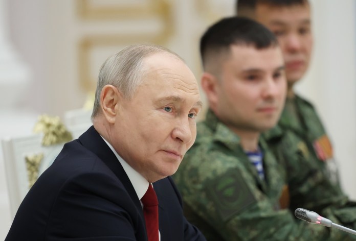 El presidente ruso, Vladimir Putin, asiste a una reunión con participantes en la operación militar de Rusia en Ucrania como parte de las celebraciones del Día de Rusia en el Kremlin de Moscú. Foto La Hora: EFE