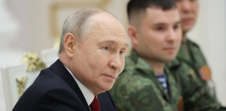 Rusia arranca la campaña electoral con el partido del Kremlin en su peor momento El presidente ruso, Vladimir Putin, asiste a una reunión con participantes en la operación militar de Rusia en Ucrania como parte de las celebraciones del Día de Rusia en el Kremlin de Moscú. Foto La Hora: EFE