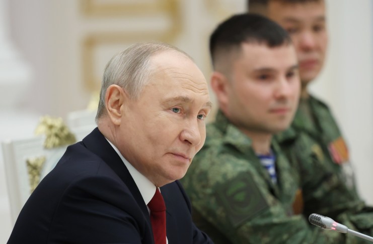 Rusia arranca la campaña electoral con el partido del Kremlin en su peor momento El presidente ruso, Vladimir Putin, asiste a una reunión con participantes en la operación militar de Rusia en Ucrania como parte de las celebraciones del Día de Rusia en el Kremlin de Moscú. Foto La Hora: EFE