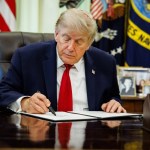 El presidente de Estados Unidos, Donald Trump, firmando una resolución, en el Despacho Oval de la Casa Blanca. Foto La Hora: EFE
