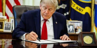 El presidente de Estados Unidos, Donald Trump, firmando una resolución, en el Despacho Oval de la Casa Blanca. Foto La Hora: EFE