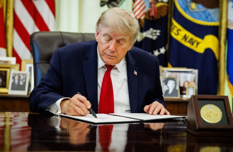 Trump declara más de mil millones de dólares en ingresos cripto, según informe financiero El presidente de Estados Unidos, Donald Trump, firmando una resolución, en el Despacho Oval de la Casa Blanca. Foto La Hora: EFE