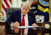 Trump declara más de mil millones de dólares en ingresos cripto, según informe financiero El presidente de Estados Unidos, Donald Trump, firmando una resolución, en el Despacho Oval de la Casa Blanca. Foto La Hora: EFE