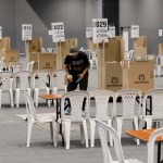 Una persona prepara un puesto de votación este sábado, en el recinto ferial de Corferias en Bogotá (Colombia). Foto La Hora: EFE