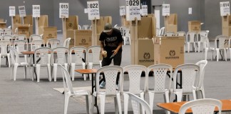 Una persona prepara un puesto de votación este sábado, en el recinto ferial de Corferias en Bogotá (Colombia). Foto La Hora: EFE