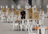 Una persona prepara un puesto de votación este sábado, en el recinto ferial de Corferias en Bogotá (Colombia). Foto La Hora: EFE