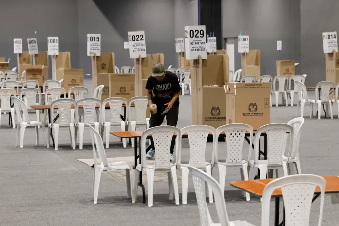 Colombia elegirá al sucesor de Petro entre las opciones de la izquierda y la ultraderecha Una persona prepara un puesto de votación este sábado, en el recinto ferial de Corferias en Bogotá (Colombia). Foto La Hora: EFE