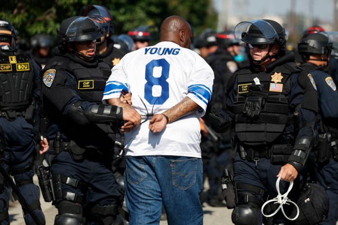 ICE cambia normas de detención migratoria a petición de contratista privado, según medio Imagen de archivo de detención migratoria por el Servicio de Inmigración y Control de Aduanas de Estados Unidos (ICE). Foto La Hora: EFE