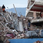 Una persona camina entre los escombros de un edificio colapsado este jueves, en Catia La Mar por los terremotos en Venezuela. Foto La Hora: EFE